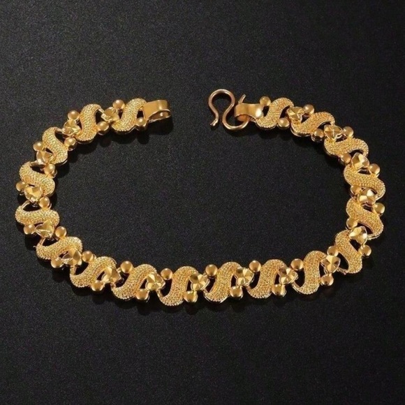 Jewelry - Elegant Gold Bracelet
